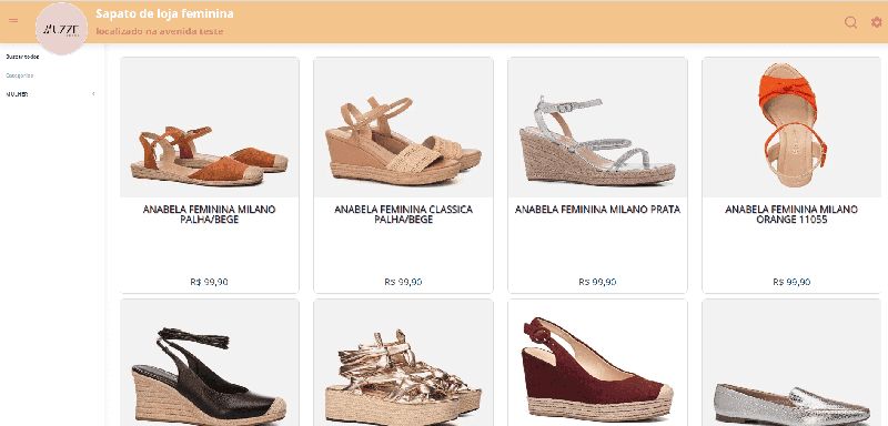 Loja de calçados moderna com exposição organizada de sapatos e tênis